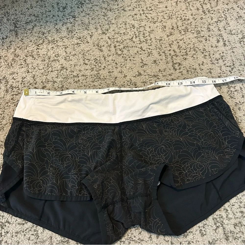 Lululemon White & Black Floral Embossed Speed Up Athletic Shorts Size 12